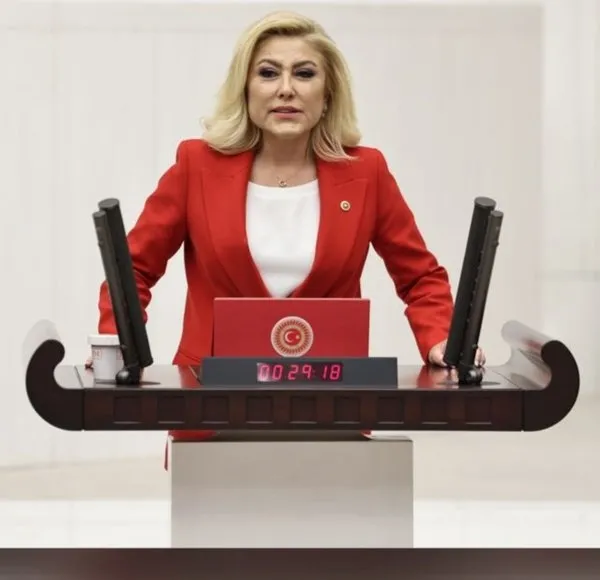 baskan-erdogana-hakaret-etmeye-kalkan-chpli-mahir-polata-sert-tepkiler-haddini-ve-yerini-bil-1693061265404.jpg Başkan Erdoğan’a hakaret etmeye kalkan CHP’li Mahir Polat’a sert tepkiler: Haddini ve yerini bil