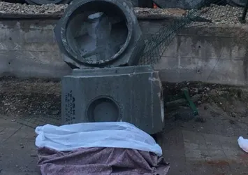 Kaldırımda yürüyen çiftin üzerine 'büz' düştü