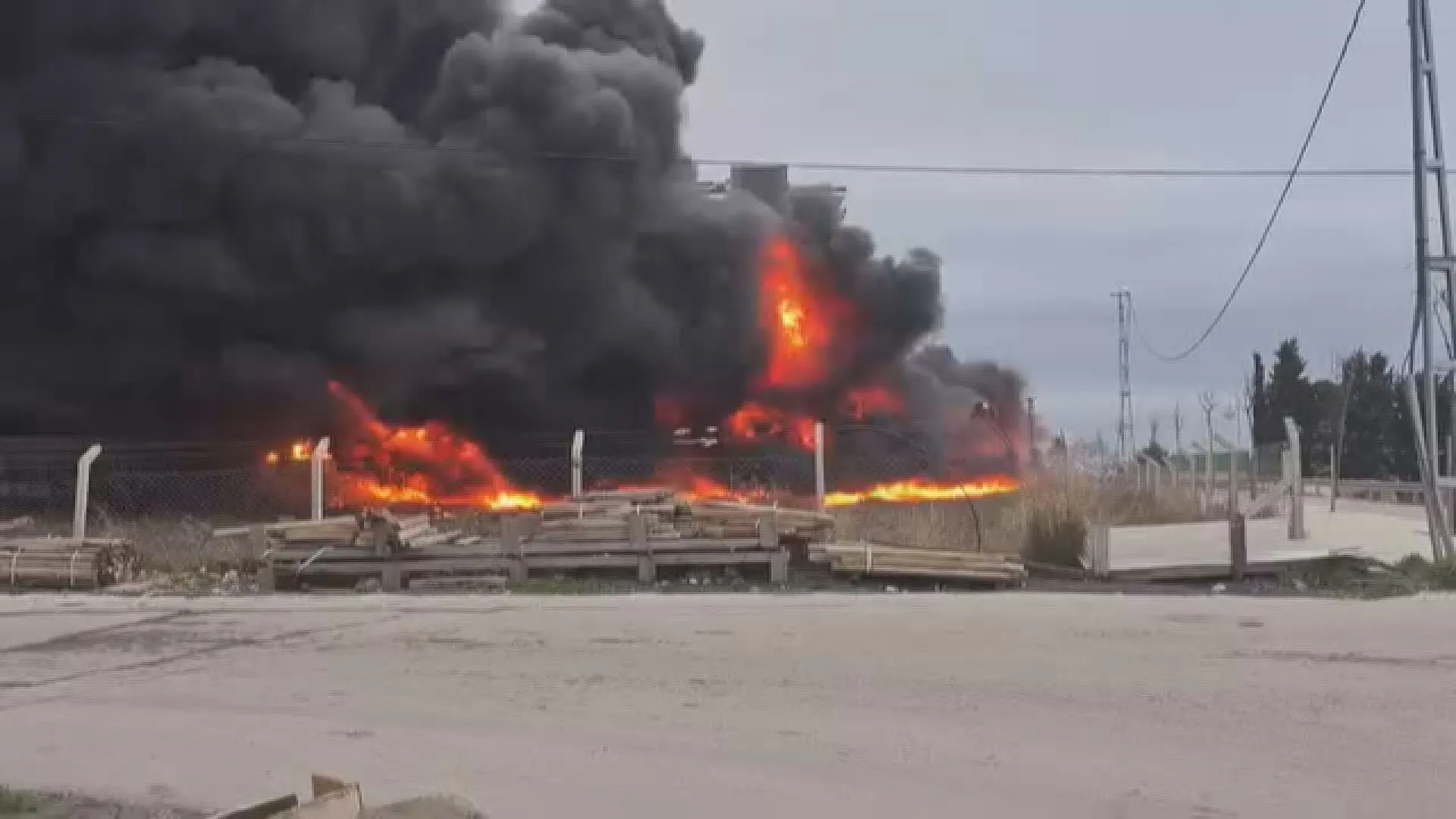 Büyükçekmece'de iş yeri yangını! Alevler güçlükle söndürüldü