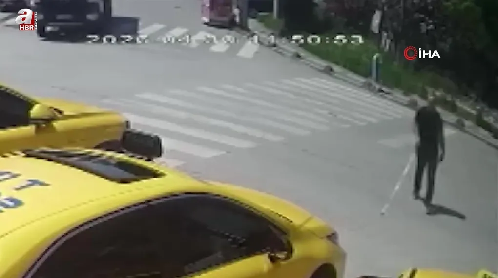 Görme engelli yayanın zor anları kamerada