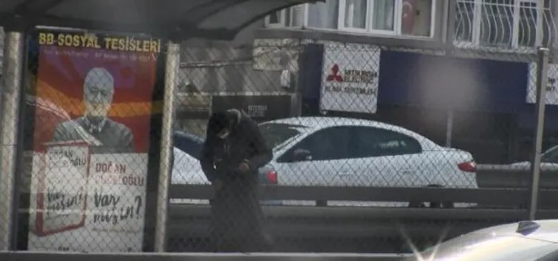 İstanbul'da metrobüste durağın çatısına sakladığı eski montla dilencilik yaptı