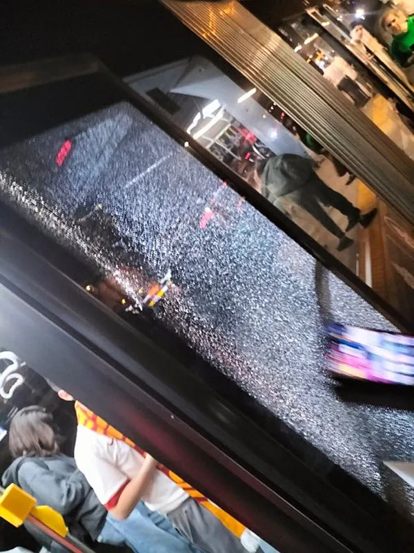 Küçükçekmece'de akılalmaz olay! Seken mermi metrobüse isabet etti - 2