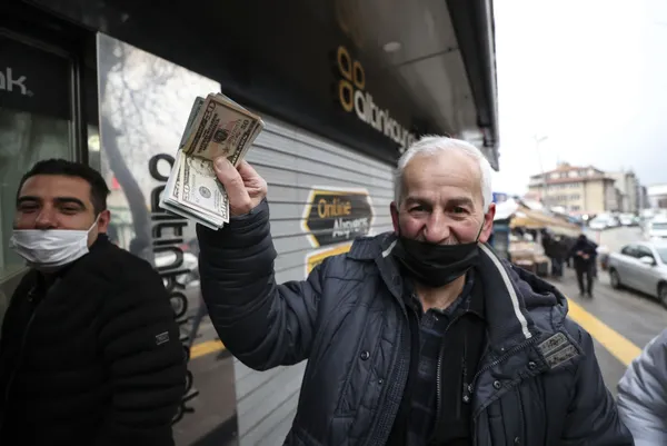 dovizden-buyuk-kacis-vatandas-doviz-hesaplarindaki-700-milyon-dolari-tlye-cevirdi-1640317682967.jpg Dövizden büyük kaçış! Vatandaş döviz hesaplarındaki 700 milyon doları TL'ye çevirdi - 8