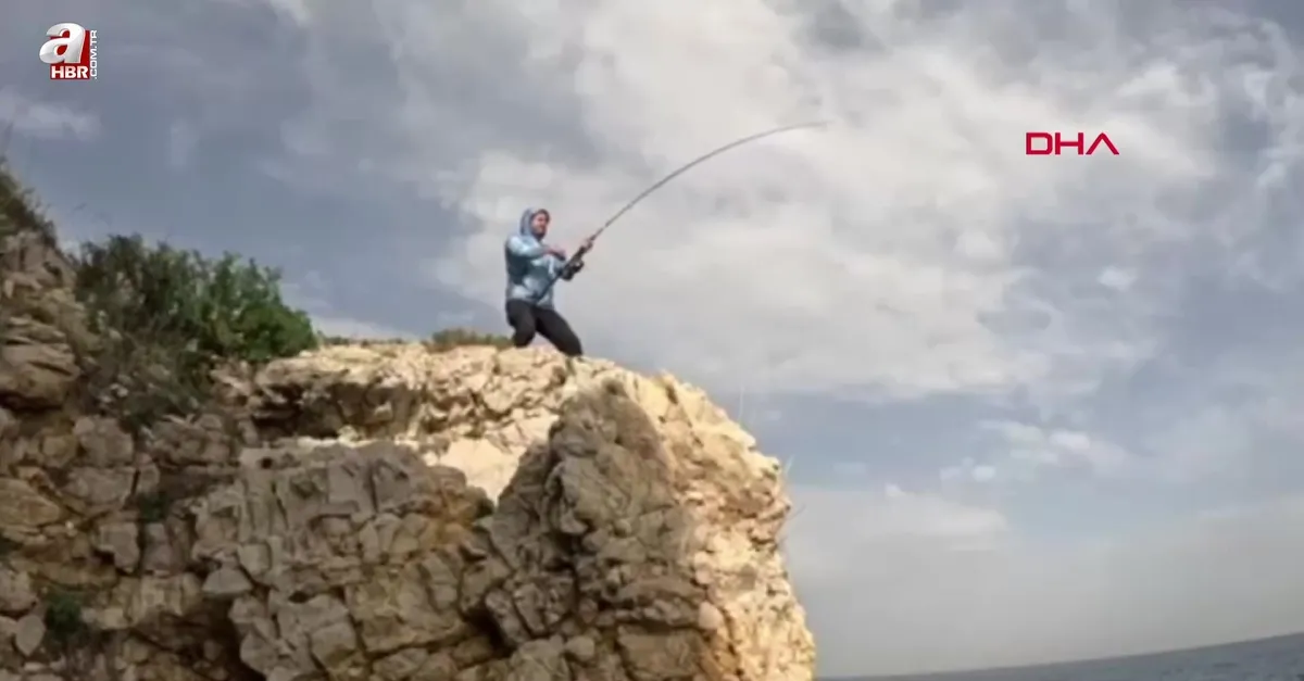 Saros’ta kıyıdan oltayla öyle bir şey yakaladı ki...