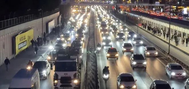 İstanbul'da trafik kilit! Yoğunluk yüzde 85'e ulaştı