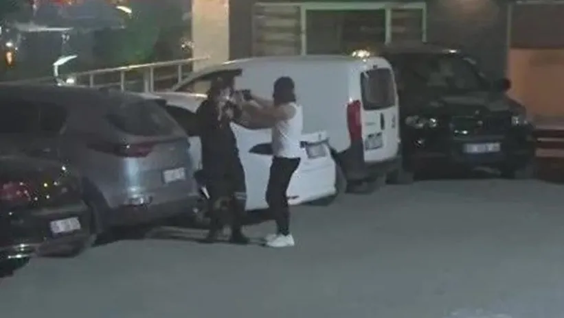 Adana’da maskeli dehşet! Kadın güvenliğin kafasına silah dayadı ortalığı ateşe verdi