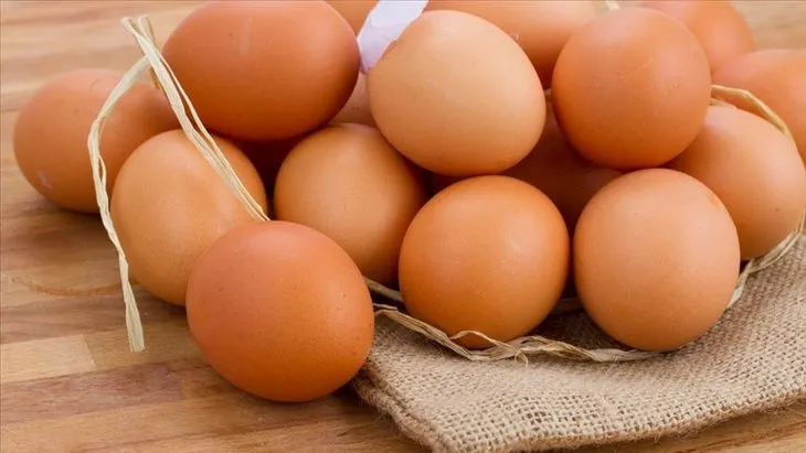 Meğer yöntemi çok basitmiş! Haşlanmış yumurta tek seferde soyulacak...