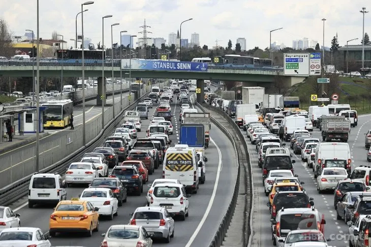İstanbul’da kısıtlama öncesi klasiği: Trafik kilit! Duraklar insan seli...