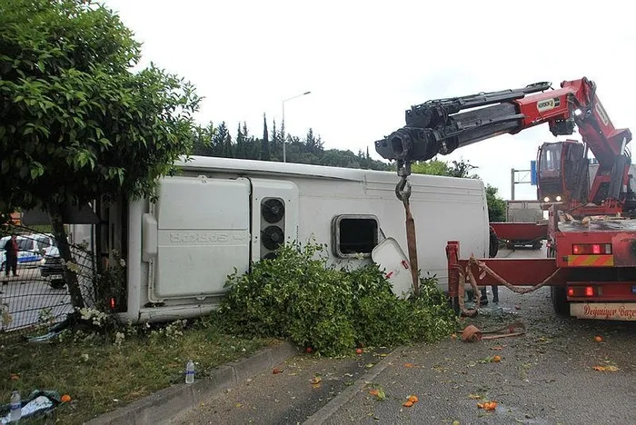 1713597012097.jpeg Antalya'da devrilen servis aracı 20 metre sürüklendi: 19 yaralı - 1