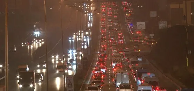 İstanbul’da trafik kilitlendi! Toplu taşıma yine yolda bıraktı