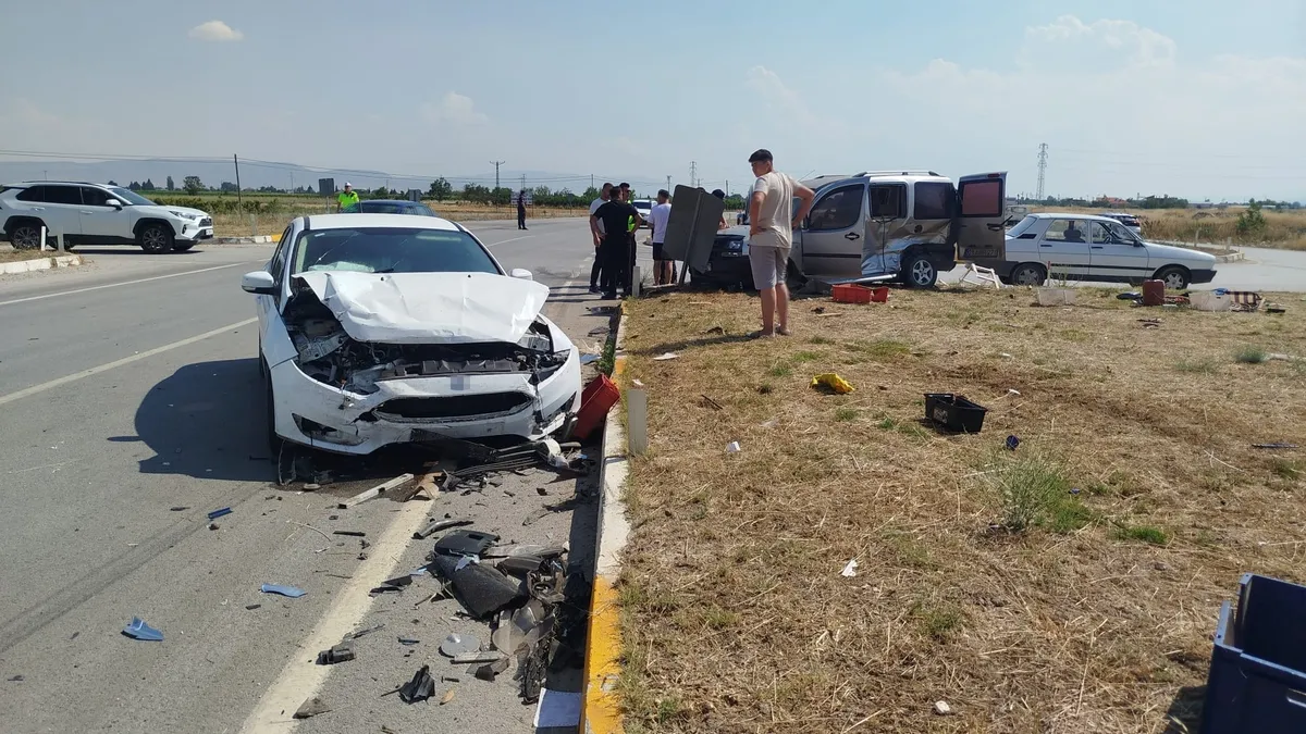 Kavşakta çarpışan iki otomobil hurdaya döndü: 5 yaralı