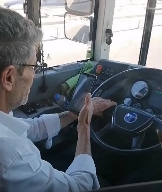 iett-skandallarina-bir-yenisini-daha-ekledi-otobus-soforu-arac-kullanirken-cep-telefonuyla-goruntulu-konusma-y-1662710209718.jpg İETT skandallarına bir yenisini daha ekledi! Otobüs şoförü araç kullanırken cep telefonuyla görüntülü konuşma yaptı - 2