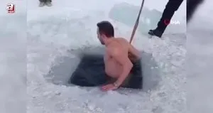 Çıldır’da buzlu su çılgınlığı devam ediyor