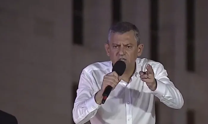 Skandallar zincirine bir yenisi daha! Özel’den Başkan Erdoğan’a hakaret | Peş peşe tepkiler