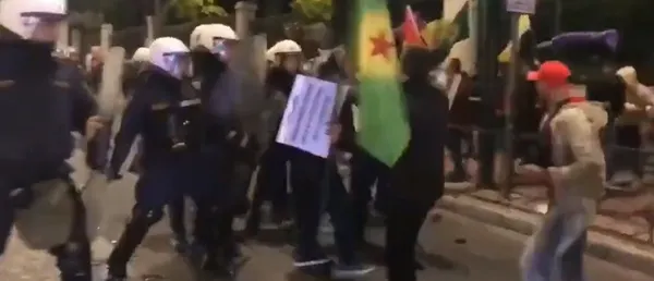 PKK destekçileri Yunanistan sokaklarında polise saldırdı! Ses bombası ile müdahale ettiler