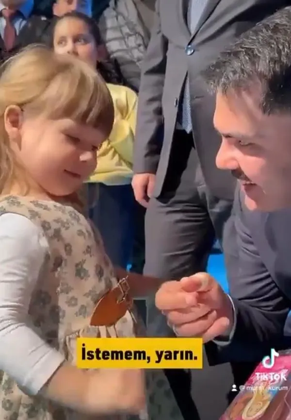 cevre-sehircilik-ve-iklim-degisikligi-bakani-murat-kurumun-1682069060207.jpeg Çevre, Şehircilik ve İklim Değişikliği Bakanı Murat Kurum ile minik kızın sohbeti güldürdü! - 2