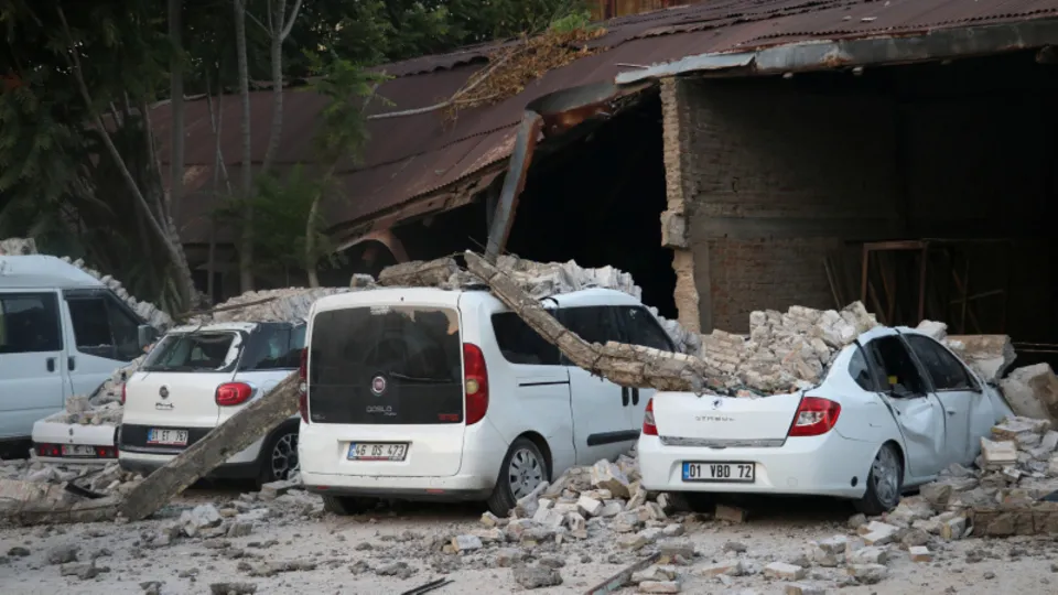 Fabrika duvarı araçların üzerine devrildi