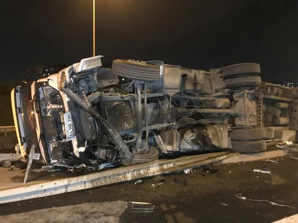 Kuzey Marmara Otoyolu’nda TIR devrildi! Kasadaki büyük tehlike... - 4