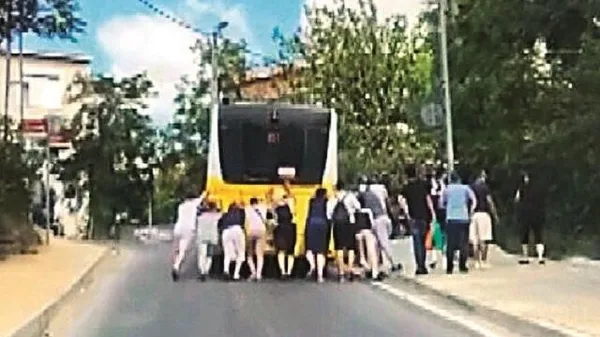 Bay Kibir Reklamoğlu vol 2: İstanbullunun ulaşım çilesi konu oldu | Sosyal medyayı sallayan animasyon filminde İmamoğlu fena tiye alındı