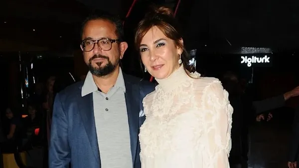 vuslat-dogan-sabanci-kimdir-kac-yasinda-ali-sabancinin-esi-vuslat-dogan-sabanci-saglik-durumu-nasil-1692954025888.jpeg Vuslat Doğan Sabancı kimdir, kaç yaşında? Ali Sabancı'nın eşi Vuslat Doğan Sabancı sağlık durumu nasıl, hayati tehlikesi var mı? - 3