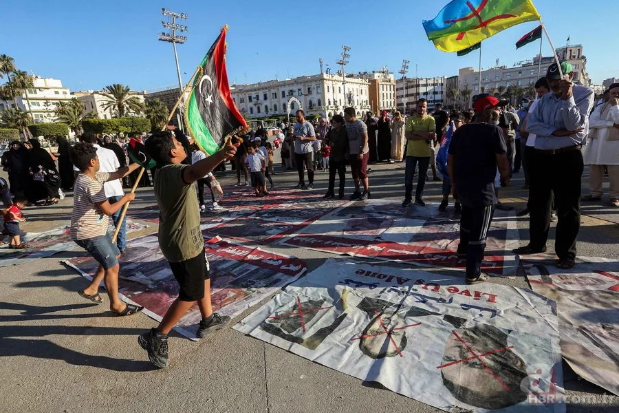 Libya halkı, darbeci Sisi'ye karşı Türk bayraklarıyla gösteri yaptı 15