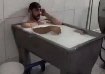 Adını süt banyosu skandalıyla Türkiye'ye duyuran şahıstan ilginç adım! 70 kişiyle hesaplaşacak