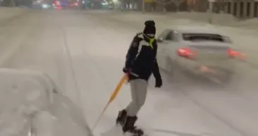 Otomobille snowboard yapan genç polis yakalandı