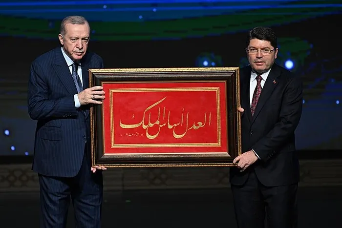 baskan-erdogan-kimse-yargiya-parmak-sallayamaz-1737640464656.jpeg Programda Adalet Bakanı Yılmaz Tunç (sağda), Başkan Erdoğan'a hediye takdim etti. (AA)