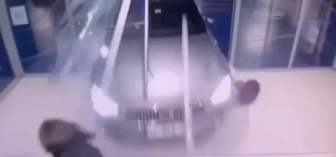 Şişli’de akılalmaz kaza! Otomobil AVM’de yürüyen merdivene daldı: Yaralılar var