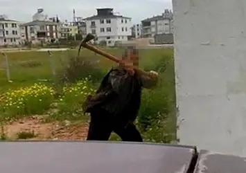 Kiracı ile anlaşamayınca duvarı deldi! Kazma kürekle saldırdı kapıya asma kilit vurdu