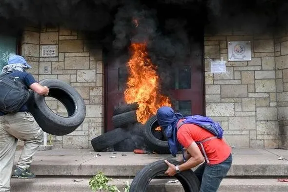 Honduras’ta protestocular ABD elçilik binasının kapısına dayandı