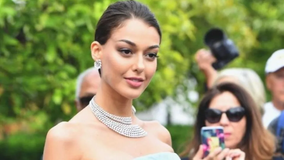Dilan Çiçek Deniz Cannes Film Festivali’nde servet değerinde takı taktı