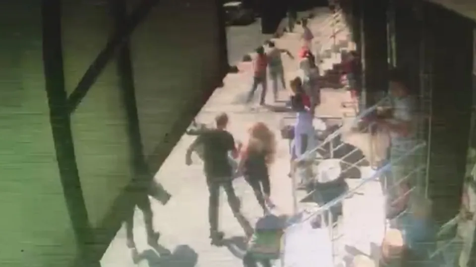 Sokak ortasında tacize uğrayan kadın sapığı yakalayana kadar kovaladı