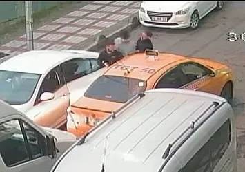 İstanbul'da yol verme kavgası! Silahı gören taksici yolcuyu bırakıp kaçtı