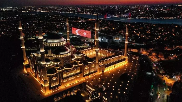 diyanet-acikladi-15-temmuzda-90-bin-camide-sela-okunacak-1721053109872.jpeg 15 Temmuz direnişinin 8. yıl dönümü! Türkiye’nin dört bir yanındaki camilerden selalar okundu | Ezanları susturan darbelerden darbeleri susturan selalara! - 2