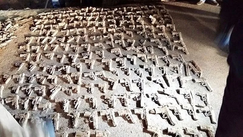 Üsküdar'da yapılan kazıda çok sayıda tabanca bulundu - 1