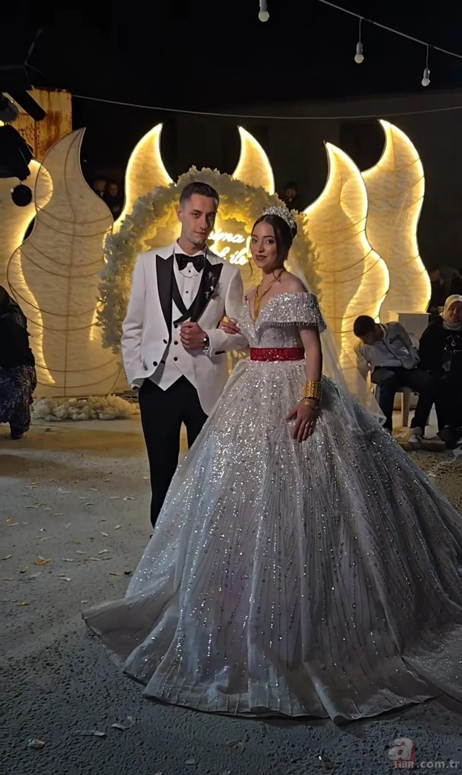 Düğünde takılanlar şoke etti! Damat çaresizce bekledi 2