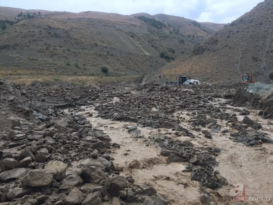 SON DAKİKA: Hakkari-Van kara yolu 3 noktada meydana gelen heyelan nedeniyle kapandı 6