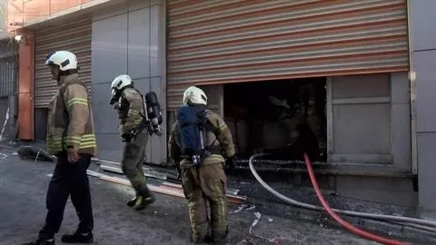 1710743084071.jpeg İstanbul'da ham madde deposunda korkutan yangın! Mahsur kalan işçiler son anda kurtarıldı - 2
