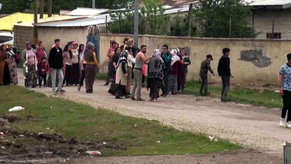 Erzurum'da 200'e yakın kişi meydanda birbirine girdi!