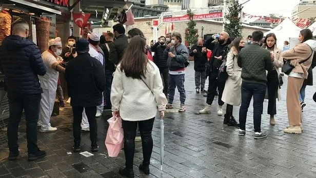 Taksim'de akılalmaz manzara! Yasağa uydular ama... - 1