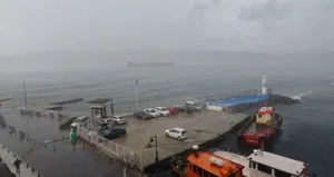 Feribot seferlerine fırtına engeli