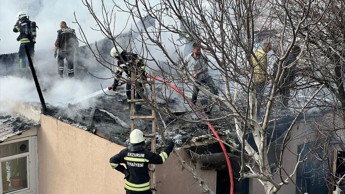 Erzurum'da müstakil evin çatısında çıkan yangın söndürüldü