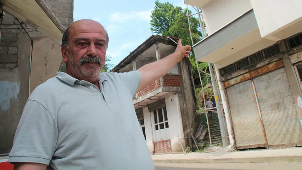 Rize'de fıkra gibi olay! Kapısı ve penceresi olmayan balkon mu olur! Görenler şaşkın