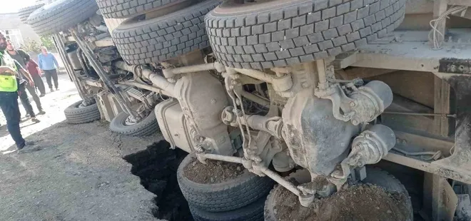 Yolun çökmesiyle kum yüklü kamyon devrildi