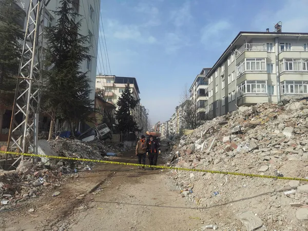 son-dakika-malatyada-56lik-deprem-esya-almak-icin-eve-giren-bedih-kisin-cansiz-bedenine-ulasildi-1677571107014.jpg Son dakika: Malatya'da 5,6'lık deprem! Eşya almak için eve giren Bedih Kış'ın cansız bedenine ulaşıldı - 1