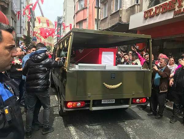 sehit-jandarma-uzman-cavus-ozcan-ilhan-istanbulda-topraga-verildi-1684334807037.jpg Şehit Jandarma Uzman Çavuş Özcan İlhan İstanbul'da toprağa verildi - 5