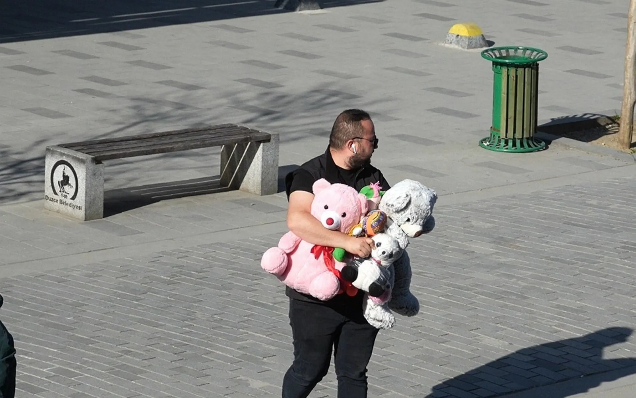 Küçük kalplerden büyük ders! Düşen oyuncaklar çocukların oldu