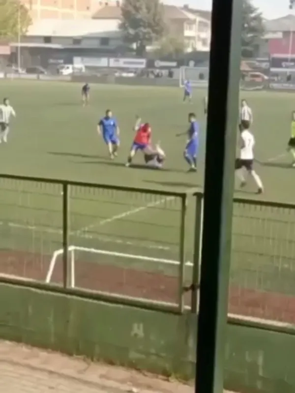 bursada-deliye-donen-futbolcu-rakibine-kramponla-saldirdi-1636454999306.jpg Bursa’da deliye dönen futbolcu rakibine kramponla saldırdı - 1