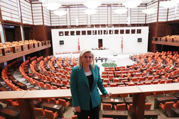 Şebnem Bursalı kimdir, kaç yaşında, aslen nereli? AK Parti İzmir 1. Bölge Milletvekili adayı Şebnem Bursalı hayatı ve kariyeri!